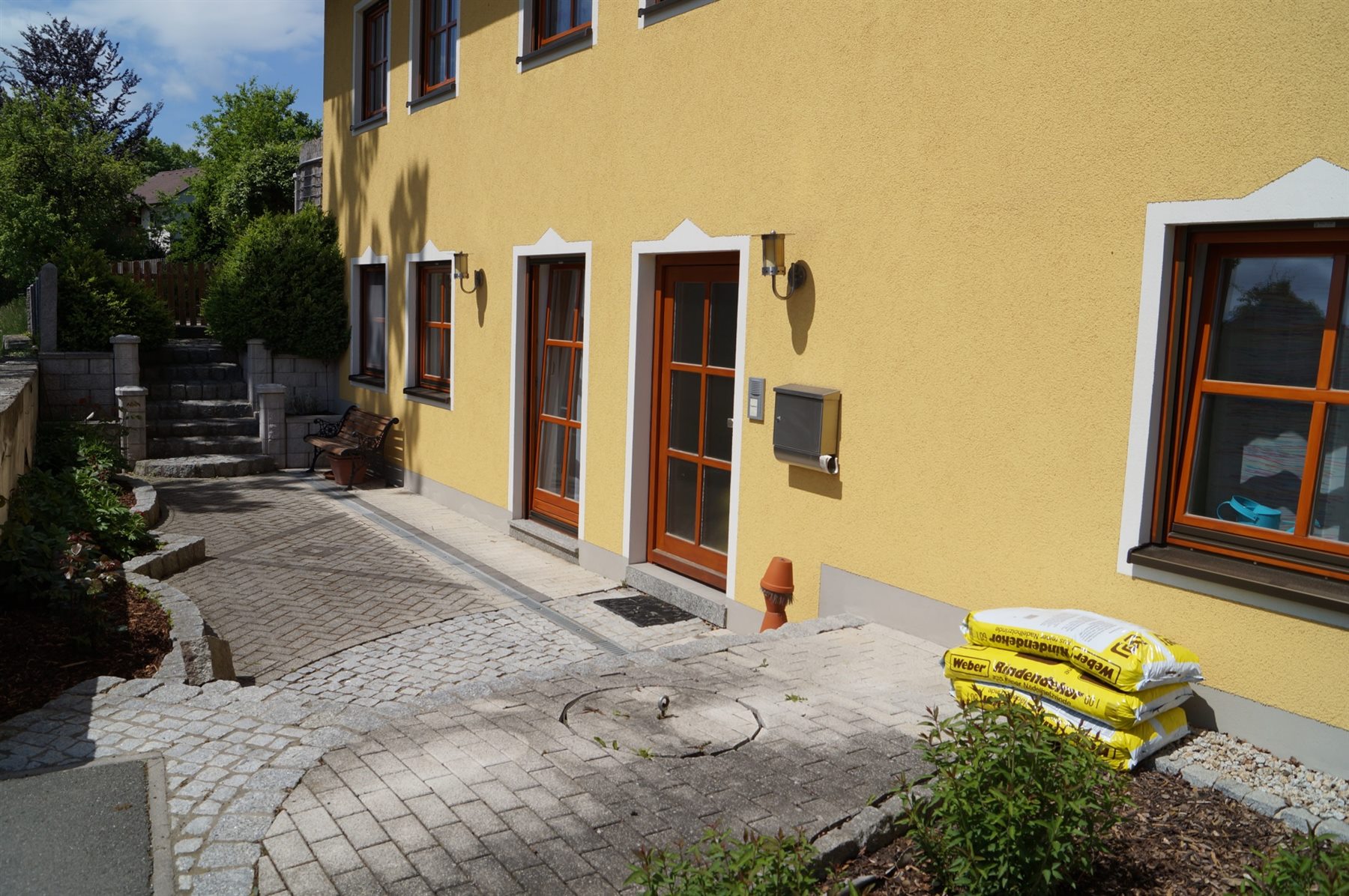 Eingang und Außenbereich
